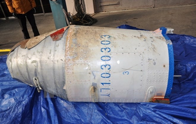 Một bộ phận hình thoi được tìm thấy trên biển ngoài khơi đảo Jeju của Hàn Quốc sau vụ phóng tên lửa của Triều Tiên. (Nguồn: AFP/TTXVN)