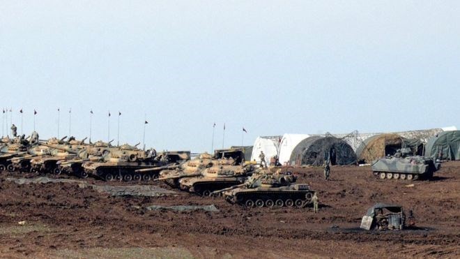 Xe tăng của quân đội Thổ Nhĩ Kỳ gần khu vực biên giới với Syria. (Nguồn: Getty Images)
