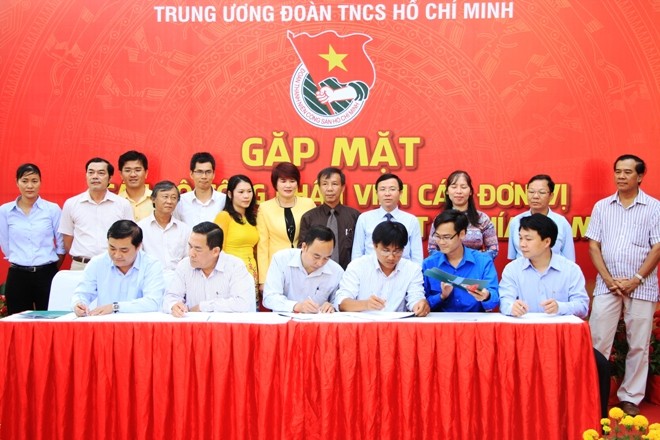 Đại diện các cơ quan Trung ương Đoàn phía Nam ký kết giao ước thi đua năm 2016