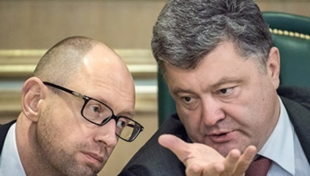 Tổng thống Poroshenko (phải) kêu gọi Thủ tướng Yatsenyuk (trái) từ chức. Ảnh: Kommersant