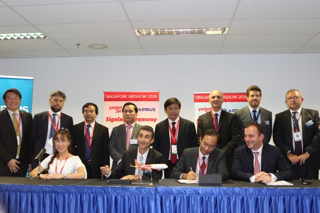 Phó Tổng Giám đốc Vietjet Tô Việt Thắng ký thỏa thuận thành lập trung tâm huấn luyện với đại diện Airbus