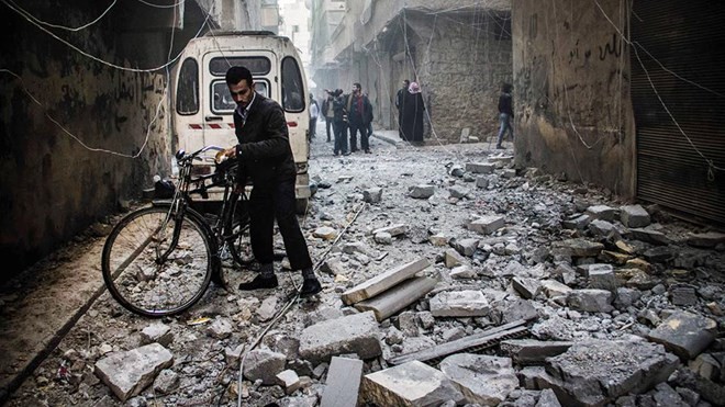 Hình ảnh hoang tàn trên đường phố Aleppo sau nhiều ngày xảy ra các cuộc giao tranh. (Ảnh: mintpressnews.com)