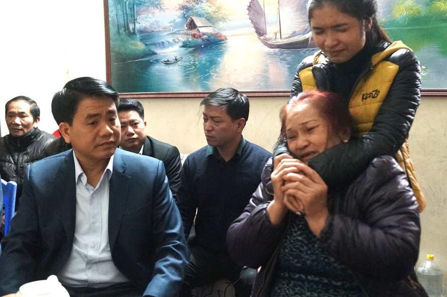 Chủ tịch UBND TP Hà Nội - Nguyễn Đức Chung thăm hỏi, động viên gia đình nạn nhân.