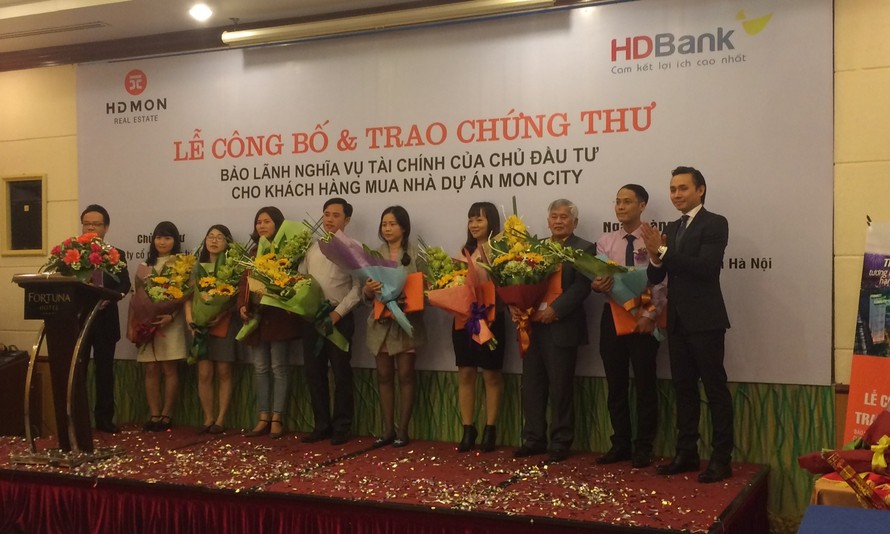 Ông Nguyễn Anh Tuấn, Tổng Giám đốc Công ty Cổ phần Đầu tư Địa ốc Hải Đăng và khách hàng tại lễ trao chứng thư bảo lãnh nghĩa vụ tài chính cho HD Mon Real Estate.