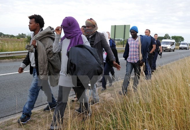 Người nhập cư tại khu vực cảng Calais, miền bắc Pháp. (Nguồn: AFP/TTXVN)