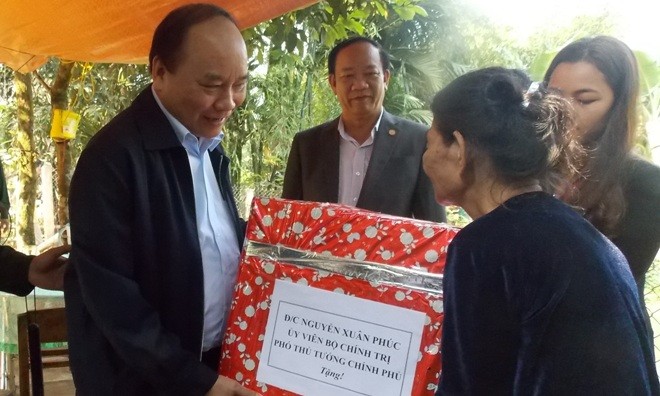 Phó Thủ tướng Nguyễn Xuân Phúc tặng quà cho người dân Nam Trà My