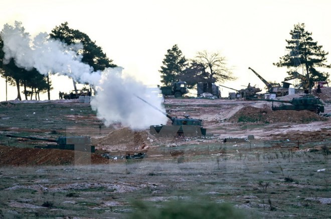 Xe tăng quân đội Thổ Nhĩ Kỳ tại chốt quân sự gần cửa khẩu Oncupinar, thị trấn Kilis nã đạn về phía biên giới Syria ngày 16/2. (Nguồn: AFP/TTXVN)