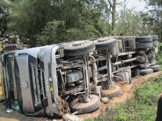 Chiếc xe tải chở 20 tấn dưa hấu gặp nạn vào sáng sớm do tài xế buồn ngủ.