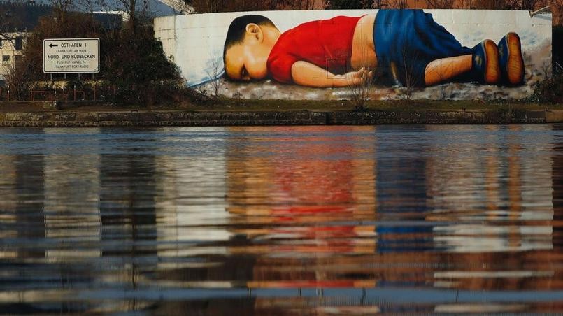Bức vẽ bé Aylan bên bờ sông Main ở Đức