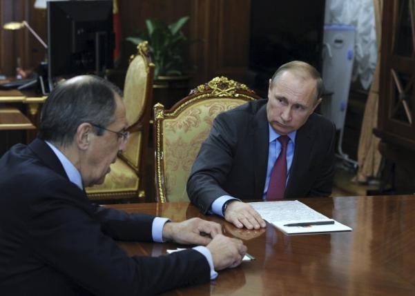 Tổng thống Nga Vladimir Putin (phải) ra lệnh rút phần lớn quân Nga khỏi Syria trong phiên họp với Ngoại trưởng Nga Sergei Lavrov hôm 14/3/2016. Ảnh: Reuters