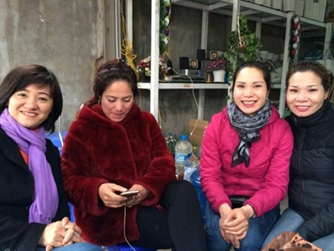 Chị Trang, em gái chị Dần, chị Dần và chị Vân (từ bên phải ảnh qua).