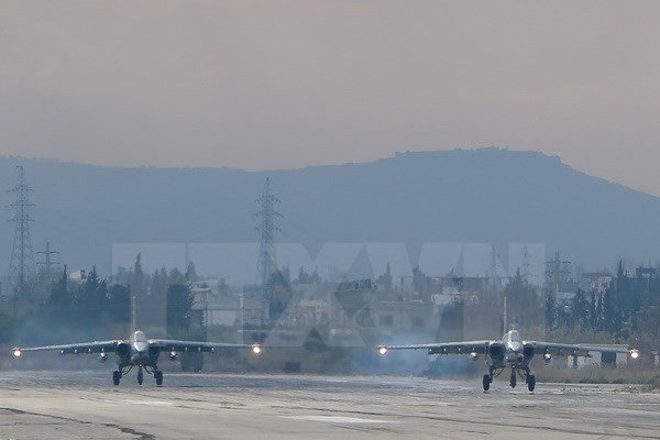 Máy bay chiến đấu Sukhoi Su-24 của Nga tại căn cứ quân sự Hmeimin thuộc tỉnh Latakia, miền Tây Bắc Syria. (Nguồn: AFP/TTXVN)