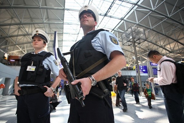 Cảnh sát Đức ở sân bay Frankfurt. Nguồn: Reuters