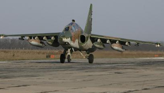 Máy bay chiến đấu Su-25 của Nga về tới căn cứ không quân Krasnodar sau khi rút khỏi căn cứ ở Syria, ngày 16/3. Ảnh: AFP/TTXVN.