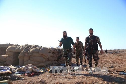 Binh sĩ Syria làm nhiệm vụ trong cuộc tấn công nhằm vào IS tại khu vực Kweires. Ảnh: AFP/TTXVN.