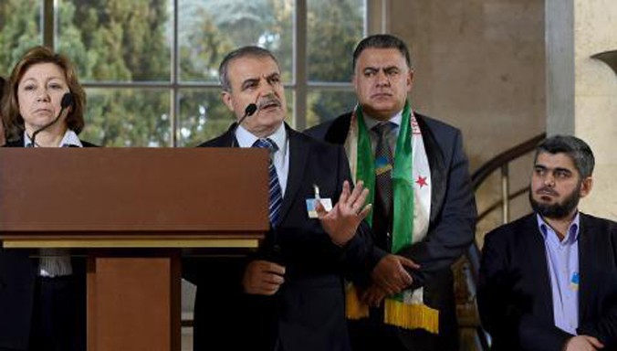 Trưởng đoàn của Ủy ban đàm phán cấp cao (HNC), đại diện liên minh gồm nhiều nhóm đối lập ở Syria - Asaad al-Zoabi (giữa) phát biểu trong cuộc họp báo ở Geneva, Thụy Sĩ ngày 18/3. Ảnh: AFP/TTXVN.