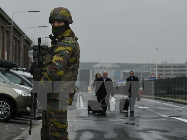 Lực lượng an ninh Bỉ gác trên tuyến đường bên ngoài sân bay Zaventem, một ngày sau vụ đánh bom kép, ngày 23/3. (Nguồn: AFP/TTXVN)