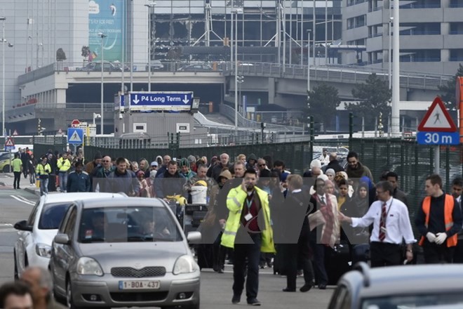 Hành khách được sơ tán khỏi sân bay Zaventem sau vụ đánh bom kép ngày 22/3. (Nguồn: AFP/TTXVN)