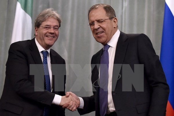  Ngoại trưởng Nga Sergei Lavrov (phải) và người đồng cấp Italy Paolo Gentiloni. (Nguồn: AFP/TTXVN)
