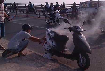 Hoảng hồn với xe gắn máy đang chạy bỗng cháy ngùn ngụt