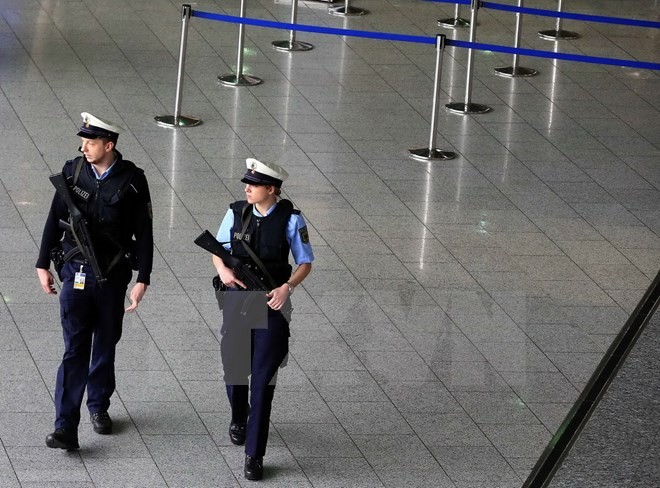 Cảnh sát Đức tăng cường an ninh tại sân bay Frankfurt, sau các vụ tấn công khủng bố ở Brussels. (Nguồn: THX/TTXVN)