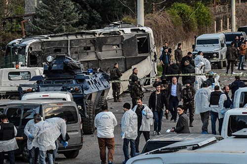Lực lượng đặc biệt Thổ Nhĩ Kỳ tại hiện trường một vụ đánh bom ở Diyarbakir ngày 31/3. Ảnh: AFP.