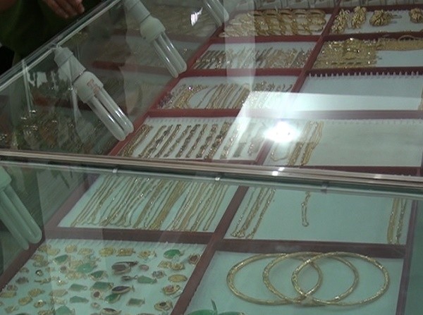 Theo chủ tiệm vàng, lợi dụng sơ hở của gia đình kẻ gian đã đột nhập vào lấy cắp khoảng 30 lượng vàng 24k gồm nhẫn, vòng và dây chuyền. 