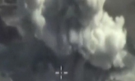 Máy bay của Nga không kích một nhà máy chế tạo bom ở Raqqa, Syria ngày 3/10/2015. (Nguồn: Reuters/TTXVN)