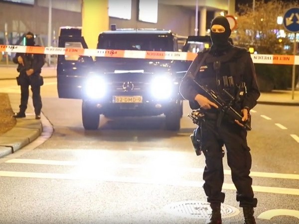 Lực lượng an ninh phong tỏa tại sân bay Schiphol. (Nguồn: RT)