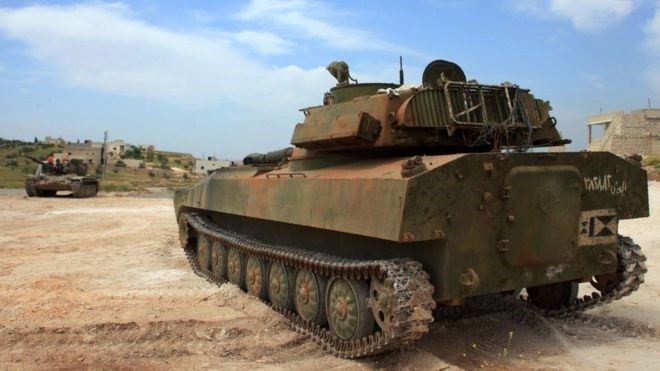 Xe tăng quân Chính phủ Syria ở Aleppo. (Nguồn: AP)