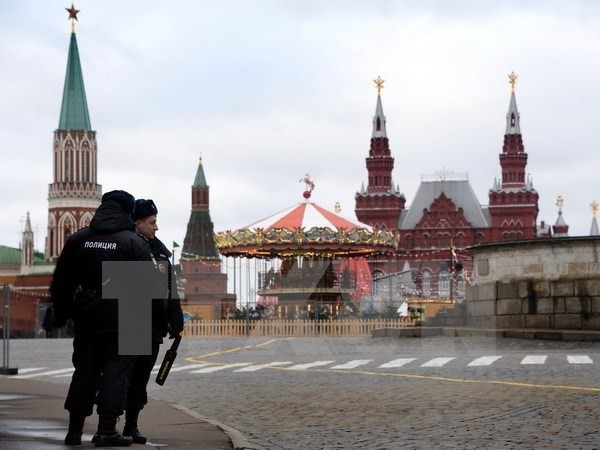 Cảnh sát Nga tuần tra trên quảng trường Đỏ ở thủ đô Moskova. (Nguồn: AFP/TTXVN) 