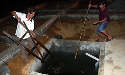 Thi thể hai đứa trẻ phát hiện dưới hầm biogas rộng khoảng 2 m, sâu chừng 1,3.