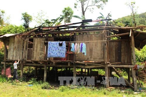 Mưa đá kèm theo gió lốc làm tốc, hư hỏng nhà của hộ gia đình ở huyện Mèo Vạc, tỉnh Hà Giang. Ảnh: TTXVN