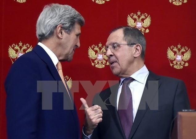 Ngoại trưởng Nga Sergei Lavrov (phải) và người đồng cấp Mỹ John Kerry. (Nguồn: AFP/TTXVN) 