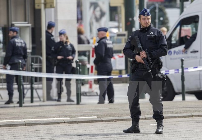 Lực lượng đặc nhiệm Bỉ gác bên ngoài tòa án ở Brussels, nơi diễn ra phiên xét xử nghi phạm Mohamed Abrini và Osama Krayem, ngày 14/4. (Nguồn: Reuters/TTXVN)