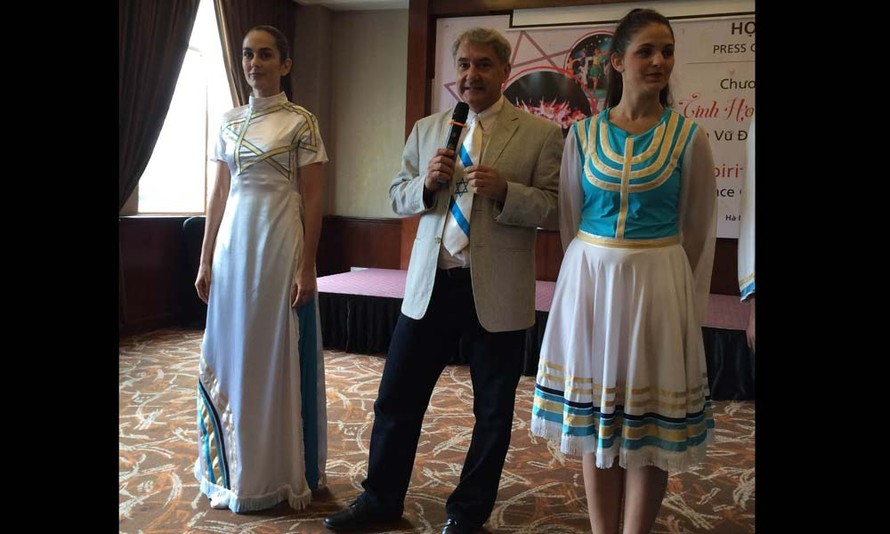 Ông Barry Avidan (giữa) giới thiệu chiếc Áo dài kết hợp văn hóa Việt và Irael mà chị Kohavit Baliti Levy (trái) đang mặc