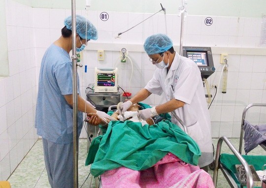 Anh Đặng Quang C. (37 tuổi, ở Tuyên Quang) bị 20 viên đạn găm vào ngực và bụng sau khi nghịch súng tự chế bắn đạn ghém. 