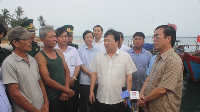 Phó Thủ tướng Trịnh Đình Dũng và lãnh đạo tỉnh Quảng Trị kiểm tra thực tế vùng biển Quảng Trị. Ảnh: HT