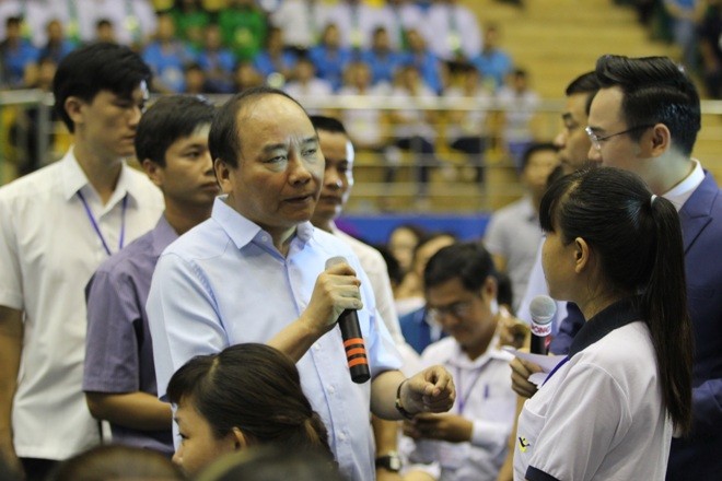 Thủ tướng Nguyễn Xuân Phúc trả lời một số câu hỏi của công nhân.