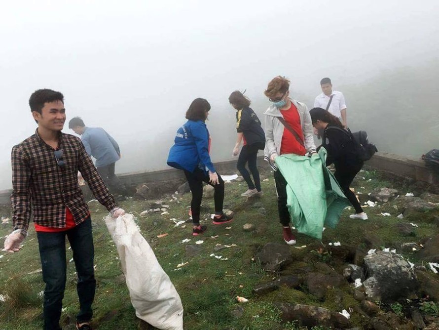 Giới trẻ chung tay thu gom rác thải trên núi Mẫu Sơn
