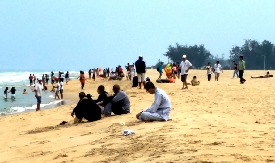 Bãi biển Thuận An, tỉnh TT-Huế, dần đông khách sau những ngày vắng vẻ dù rơi trúng dịp nghỉ lễ. Ảnh: Ngọc Văn 