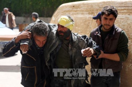 Một nạn nhân bị thương trong cuộc xung đột ở khu vực Deir Al-Assafir, đông Ghouta, Damascus, Syria ngày 31/3. Ảnh: AFP/TTXVN