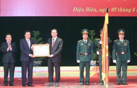 Chủ tịch nước Trần Đại Quang trao Huân chương Lao động hạng Nhất cho Đảng bộ, chính quyền và nhân dân các dân tộc tỉnh Điện Biên. Ảnh: TTXVN