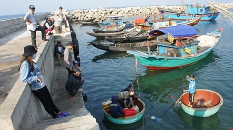 Ngư dân xã Kỳ Lợi (thị xã Kỳ Anh, Hà Tĩnh) chuẩn bị ra khới đánh bắt hải sản. 