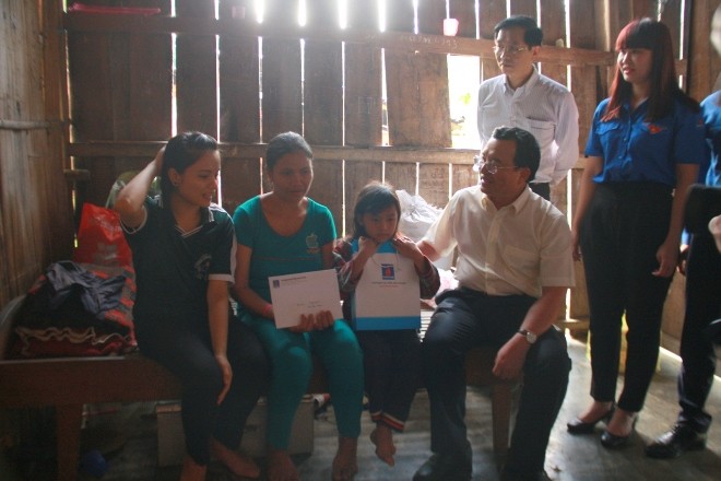 Đại diện Tập đoàn Dầu khí Việt Nam trao học bổng cho học sinh nghèo vượt khó tại Quảng Nam