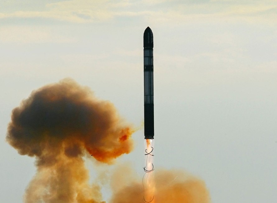 Tên lửa đạn đạo liên lục địa RS-36M rời silo phóng trong một thử nghiệm. Ảnh: Sputnik