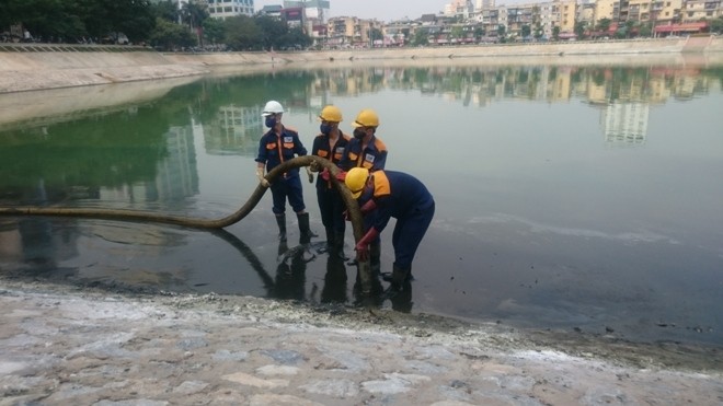 Bơm cạn nước, xử lý sạch đáy hồ Ngọc Khánh
