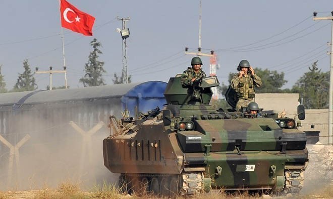Quân đội Thổ Nhĩ Kỳ triển khai lực lượng trên đường biên giới với Syria. Ảnh: billyburtonblogs.
