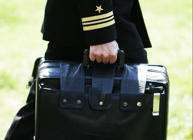  Một binh sĩ Mỹ xách chiếc vali hạt nhân lên chuyên cơ Air Force One của tổng thống ngày 7/4/2010. (Ảnh: Business Insider)