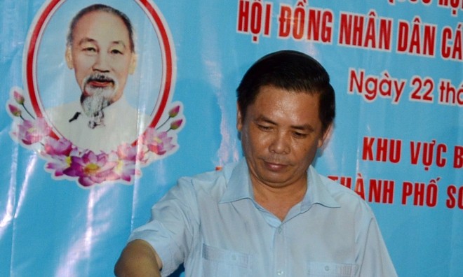 Bí thư tỉnh ủy Sóc Trăng Nguyễn Văn Thể bỏ phiếu thực hiện quyền cử tri. 